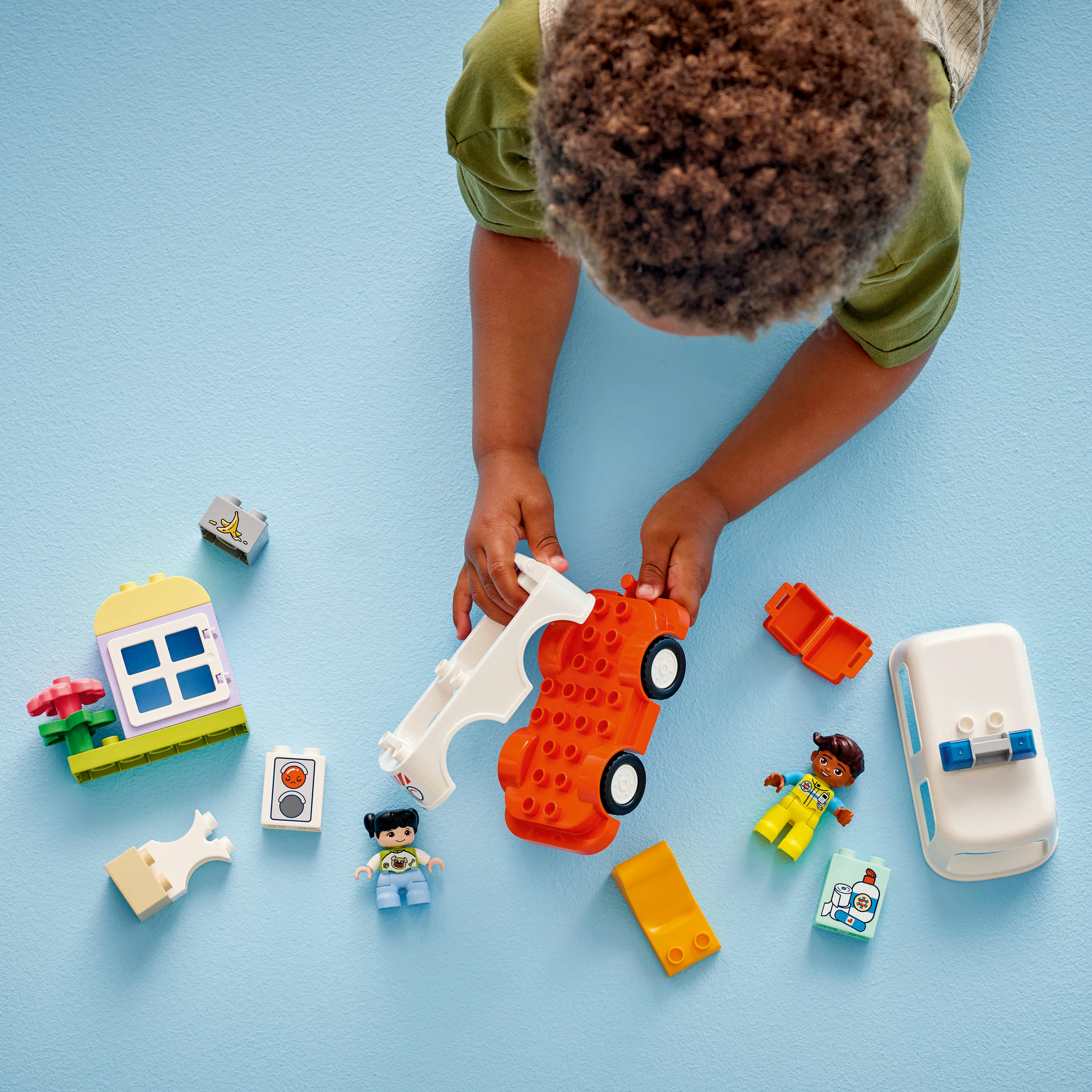 LEGO DUPLO 10447 Ambulanza e Autista, Giocattolo Educativo per Bambini 2+, Giochi Didattici di Sviluppo Abilit&agrave; Socio-Emotive
